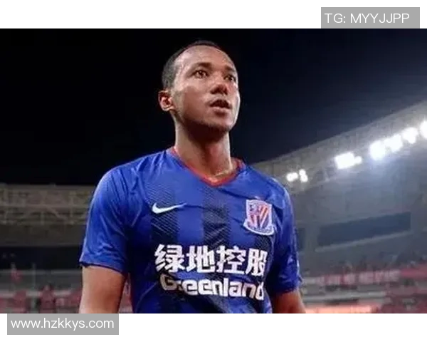 足球巨星的传奇人生与全球影响力：从绿茵场到世界舞台的崛起与荣耀